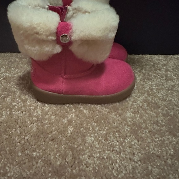 Size 4/5  pink baby Ugg boots - Picture 1 of 5